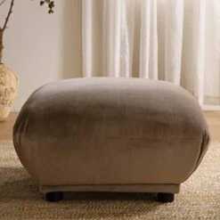 Gianni Pouffe, Mink Velvet -Daals Shop BOSF 9678 TAUPE VEL STOOL scene2