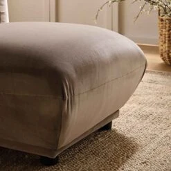 Gianni Pouffe, Mink Velvet -Daals Shop BOSF 9678 TAUPE VEL STOOL scene3